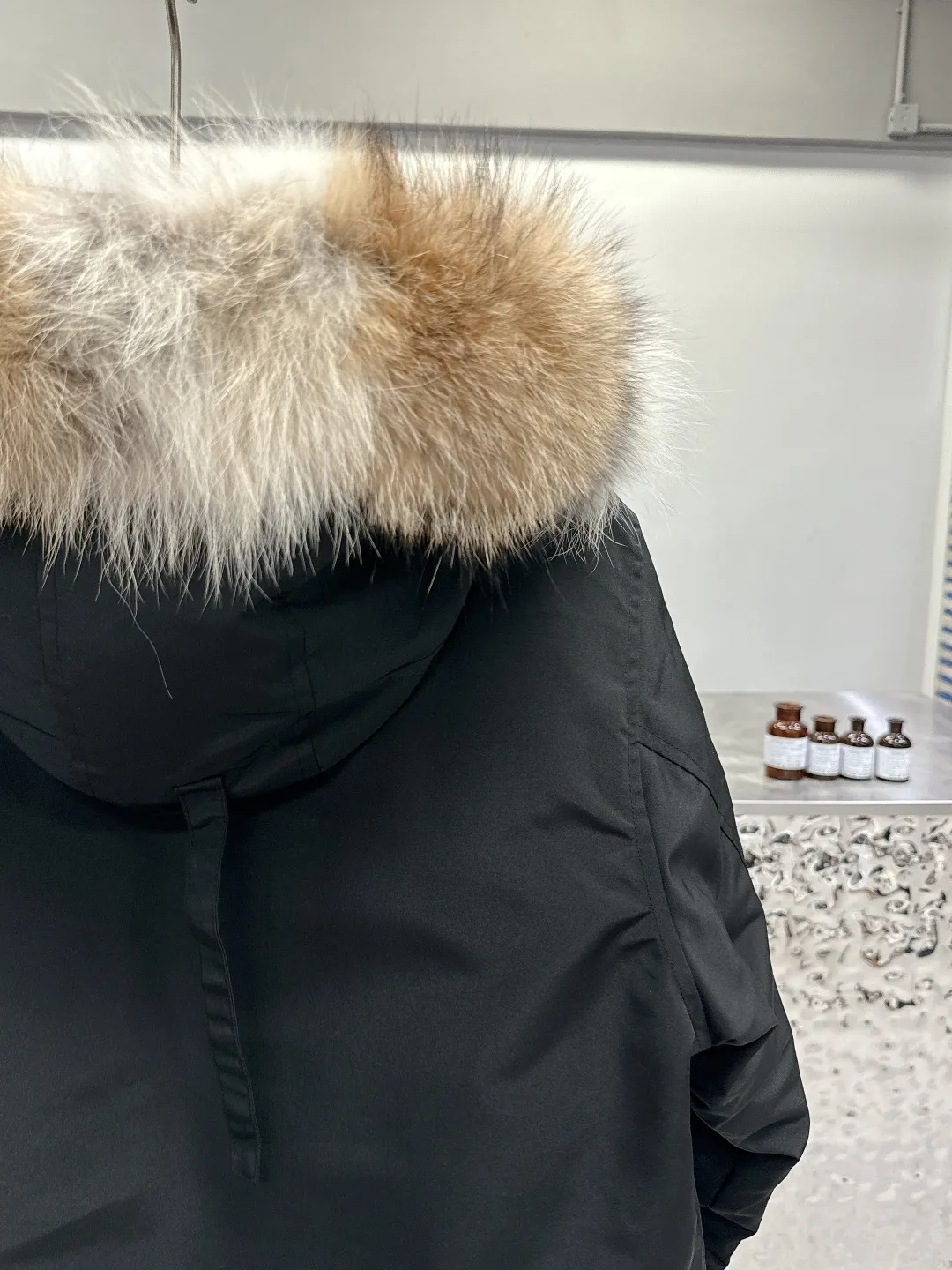 P840 Canada Goose 13 down jackets, timeless classics, same style for men and women, mid-length windbreaker jacket. Canada Goose technology waterproof fabric is wind and cold resistant and extremely warm! Plush heat storage keeps you warm and warms you up quickly! Extra large fur collar design, fine fur, smooth to the touch, comfortable and skin-friendly! Double windproof cuffs to prevent cold wind from entering! The pockets have a flap zipper design and the upper pocket is a diagonal pocket, which is convenient and practical! Canada Goose’s popularity in the past two years has greatly surpassed that of the king of down jackets, the Meng Mouth, and it is the hottest item in autumn and winter on INS! Same style for men and women, Canada Goose’s classic style! Color: Black, Off-white, Gray, Navy Size: XS S M L XL XXL